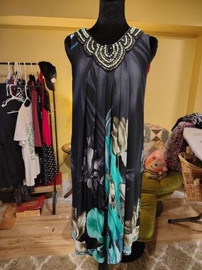 Studio I Beaded Necklace Shift Dress | Black Botanical Print